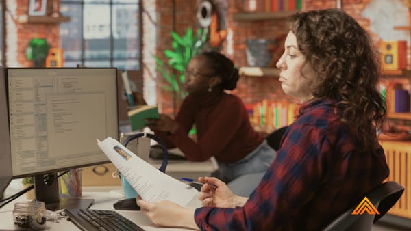 El producto nace del problema: cómo filtrar grandes volúmenes sin perder evidencia.